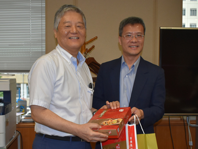 Mr. Kitani, adviser to JANU, receives a memento from Mr. Chen, director of the Department of Personnel, MOE Taiwan