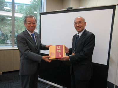 Commemorative gift given by Dr. Shen-Li Fu, Chairman of the Taiwan Assessment and Evaluation Association, to Kenji Yamamoto, JANU's Senior Managing Director