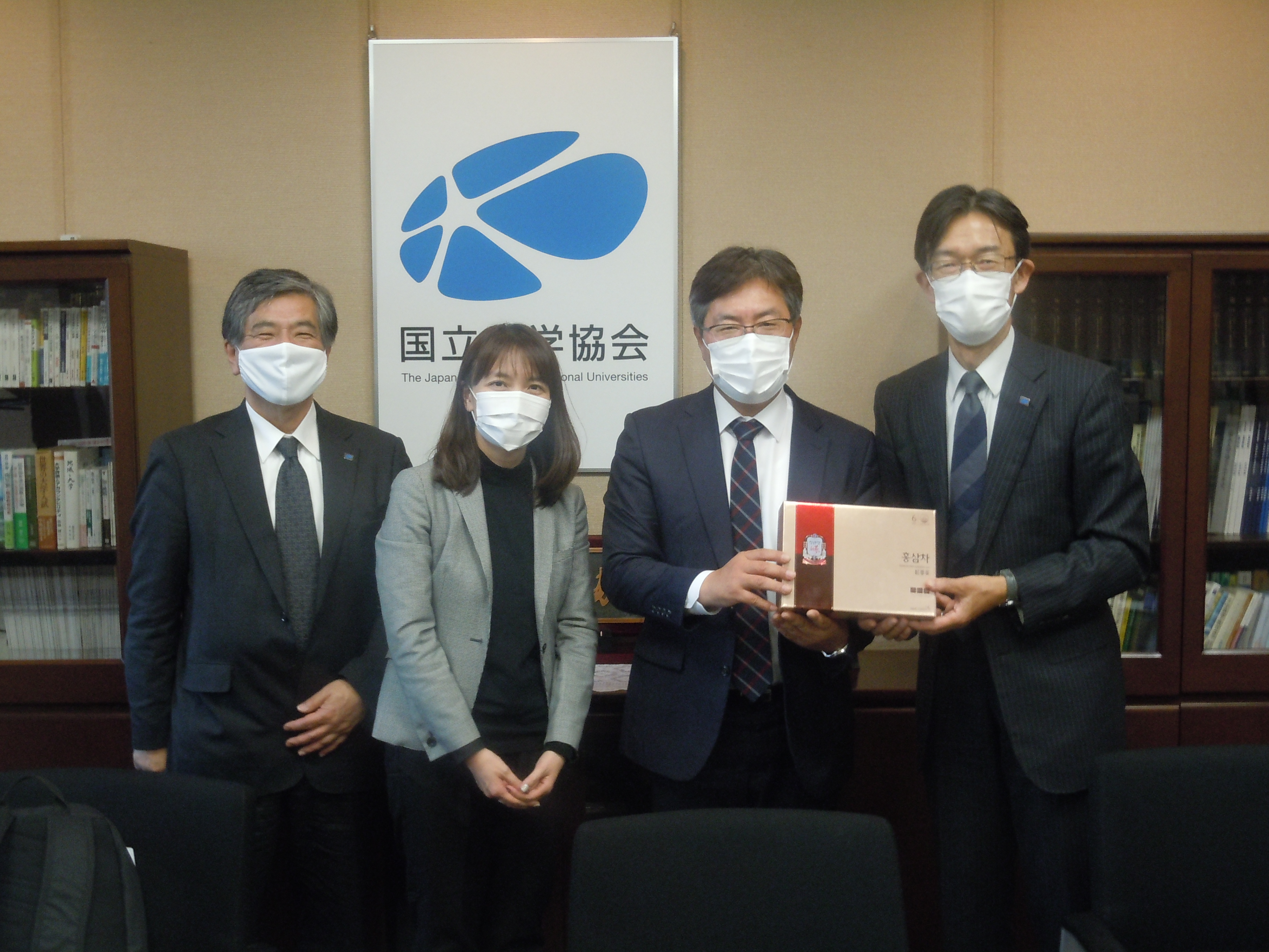 Mr. Yang, First Secretary, presents a commemorative gift to Dr. Yamaguchi, Senior Managing Director of JANU
