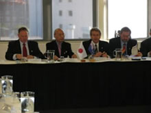 相澤団長（左から２人目）サットンAVCC会長（左から３人目）