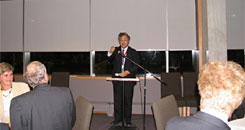 日本側代表で挨拶する佐々木東大総長