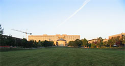 大学広場と本部棟を臨む：建築中の校舎が目立つ