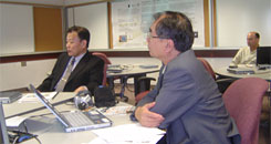 IT技術について説明を受ける加藤、村田の両学長
