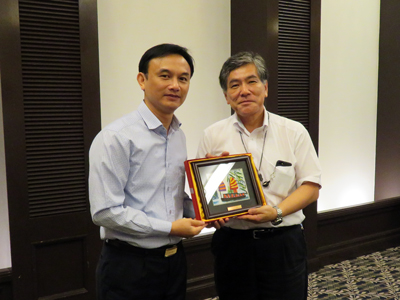 ベトナム教育訓練省事務局長から戸渡常務理事への記念品贈呈