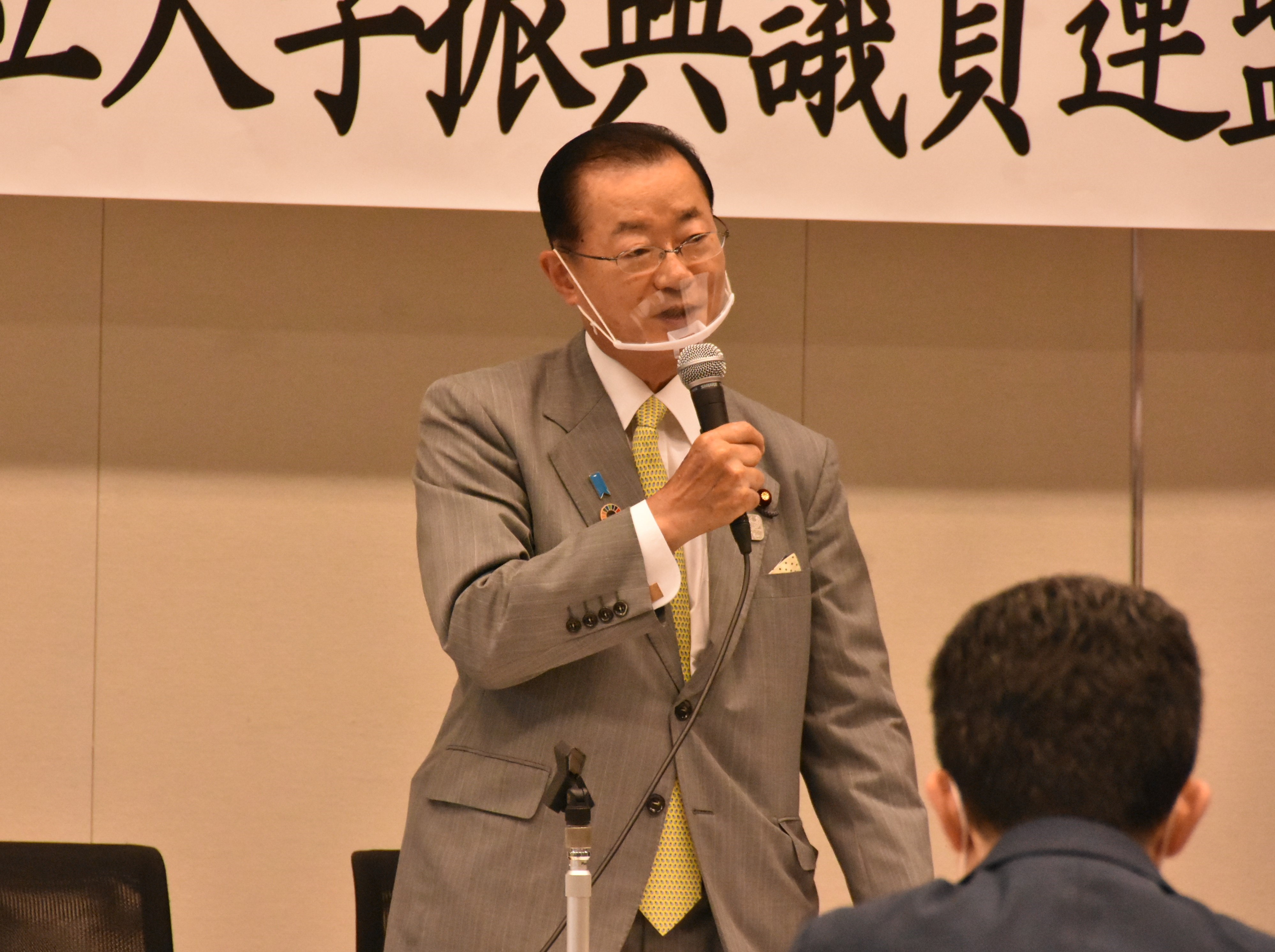 挨拶する河村建夫会長