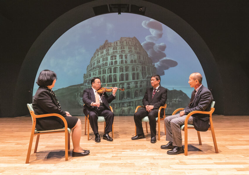 座談会の前に、コロナ禍収束への祈りを込めた澤学長によるヴァイオリン演奏が披露された。