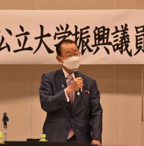 挨拶する河村建夫会長