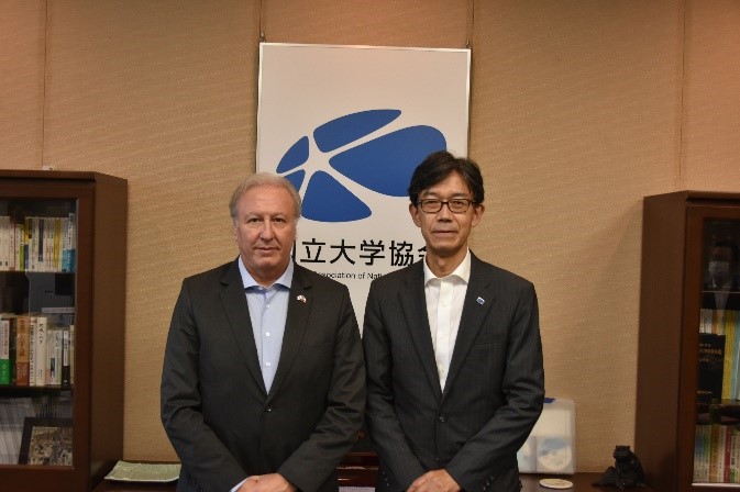 Left: His Excellency Mr. Ricardo G. Rojas, Ambassador of the Republic of Chile
Right: Dr. Yamaguchi Hiroki, Senior Managing Director of JANU
