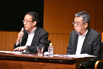 質疑に回答する、三浦 早稲田大学人事部長（左）、西川 学校法人立命館 常務理事（右）